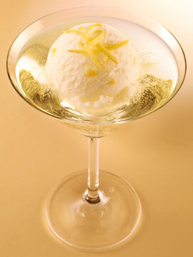 Zitronensorbet mit Sekt in Eisbeche