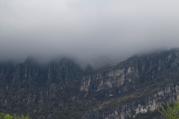 montagna ricoperta dalle nuvole