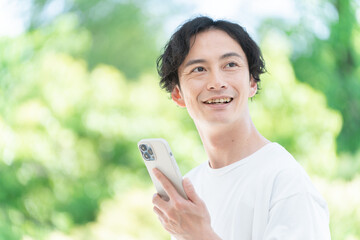 外でスマホを使うミドル男性