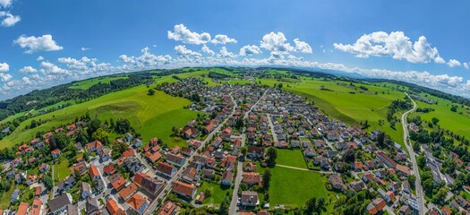 Obergünzburg im Ostallgäu im Luftbild - Ausblick über die südliche Gemeinde zum Alpenrand
