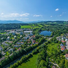 Fototapeta na wymiar Ausblick auf Kempten im Allgäu, die westlichen Stadtbezirke am Stadtweiher im Luftbild 