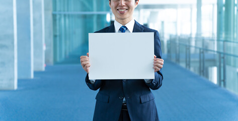 ホワイトボードを持つ日本人男性