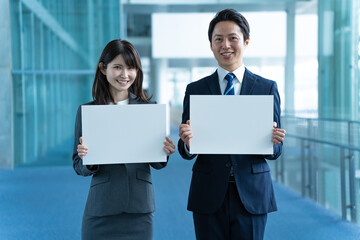 ホワイトボードを持つ日本人2人 - obrazy, fototapety, plakaty