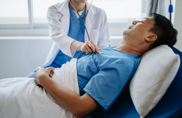 Obraz premium Doctor discussing treatment with male patient talking and laughing sitting on examination bed in modern clinic or hospital