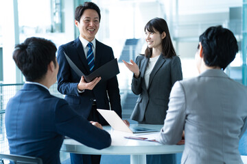 室内で会議をする４人のビジネスマン
