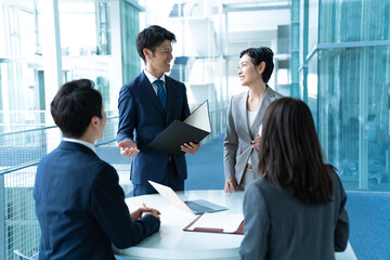 室内で会議をする４人のビジネスマン