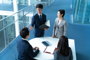 室内で会議をする４人のビジネスマン