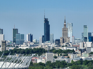 Zbliżenie i widok z lotu ptaka na wieżowce w centrum Warszawy w słoneczny dzień, pałac kultury, varso tower