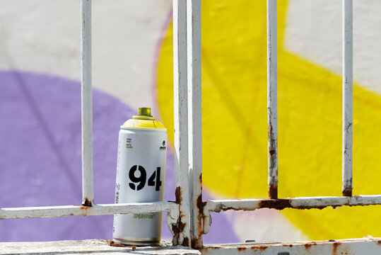 Bombe de peinture de la marque MTN devant un graffiti en France