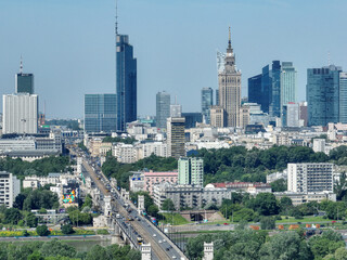 Zbliżenie i widok z lotu ptaka na wieżowce w centrum Warszawy w słoneczny dzień, pałac...