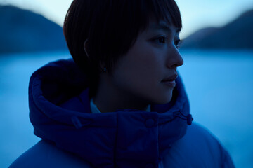朝方,冬の山にいるショートヘアの女性