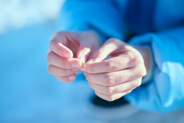 冬の湖でワカサギ釣りをする20代女性