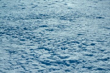 氷上に積もった雪