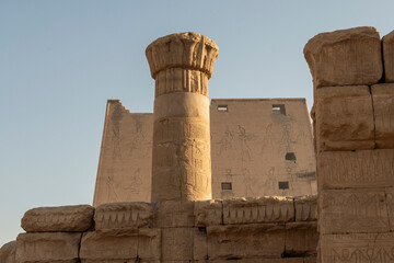 Templo de Edfu con sus jeroglíficos y columnas, Egipto. 