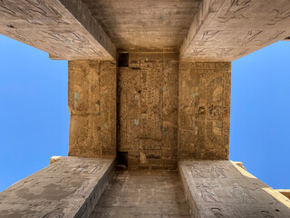 Templo de Edfu con sus jeroglíficos y columnas, Egipto.  - obrazy, fototapety, plakaty