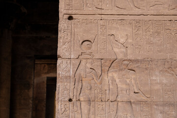Templo de Edfu con sus jeroglíficos y columnas, Egipto. 