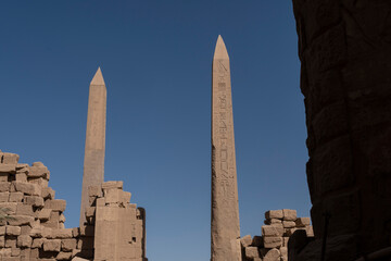 Vista del Templo de Karnak en Luxor, con sus columnas y jeroglíficos, Egipto