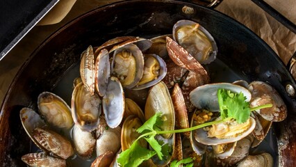 Flavors Unleashed: 4K Ultra HD Close-Up of Steamed Clam Enhanced with Rich Butter and Garlic, a Gastronomic Delight