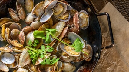 Flavors Unleashed: 4K Ultra HD Close-Up of Steamed Clam Enhanced with Rich Butter and Garlic, a Gastronomic Delight
