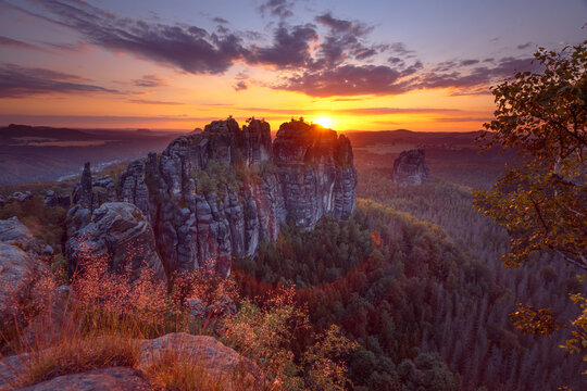 Nationalpark S&auml;chsische Schweiz: Faszinierender  Blick &uuml;bers Elbsandsteingebirge abends zum Sonnenuntergang von der Schrammsteinaussicht auf Torsteinkette Vorderen, Hinteren Torstein und Falkenstein.