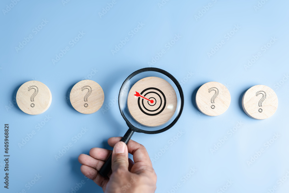Leinwandbilder magnifier focus to target solution target which among question icon, successful business and thinkin