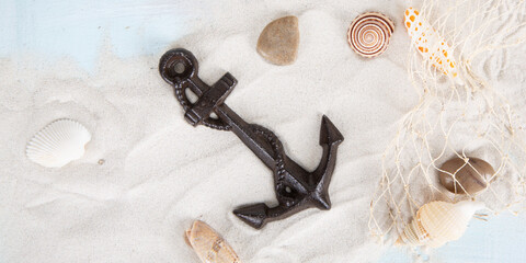 Anker aus Gusseisen Dekoration mit Sand und Muscheln