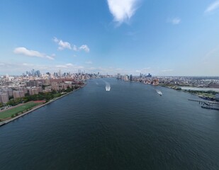 Obraz premium Aerial shot of boats on the river Thames with the London city in the background on a sunny day