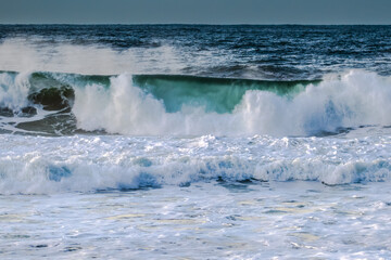 Obraz premium Sunrise and waves at the seaside