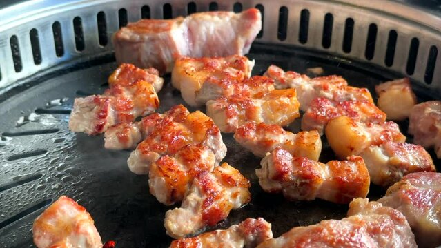 한식, 돼지고기, 삼겹살과 목살을 숯불에 굽는 특별한 한국 요리