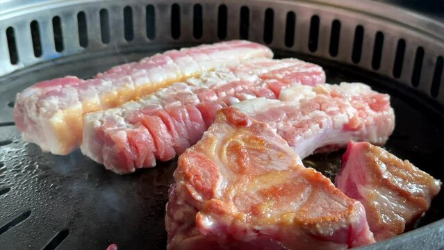 한국 스타일 돼지고기 바베큐 요리 삽겹살 목살 숯불 구이