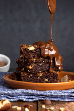Brownies frescos caseiros com chocolate puro em gotas e castanhas do par&aacute;. Cobertura com delicioso chocolate derretido