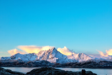 Fototapeta na wymiar Küstenlandschaft der Lofoten im Winter