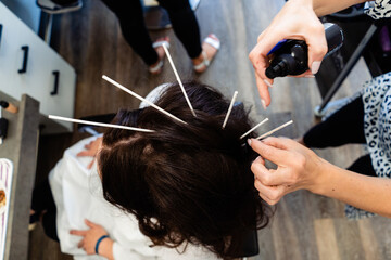 Fototapeta premium Haarkünstler am Werk: Der talentierte Friseur