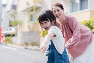 Fototapeta premium おばあちゃんと街を散歩する女の子