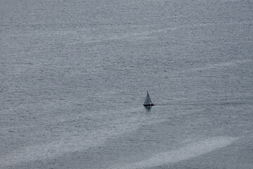 einsames Segelboot im Wasser