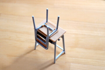 ミニチュアの学校机と椅子_清掃時間
