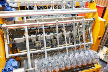 Automatic wire mesh weaving machine