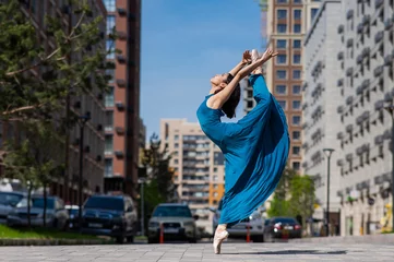 Foto op Plexiglas Beautiful Asian ballerina dancing outdoors. Urban landscape. © Михаил Решетников