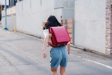 ランドセルで下校をする小学生の女の子