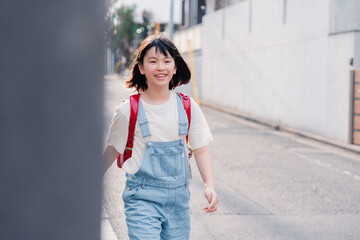 ランドセルで下校をする小学生の女の子