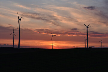 Fototapeta na wymiar Windpark im Sonnenuntergang