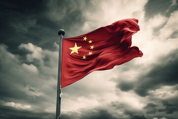 曇り空をバックに風にはためく中国の国旗：AI作品
 - obrazy, fototapety, plakaty