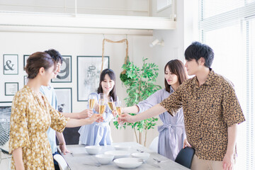 乾杯をする若い男女 © maroke
