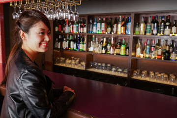 バーカウンターに座る大人の女性