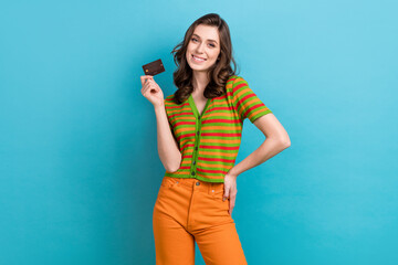 Naklejka premium Photo of young promoter online banking company service no commission payment deposit money car for free isolated over blue color background
