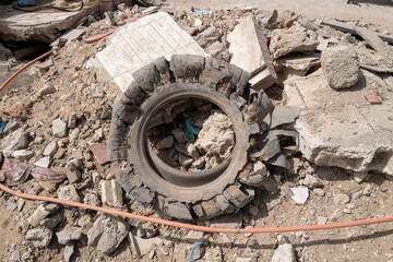 pneus dans la rue de la métropole de Dakar au Sénégal en Afrique de l'Ouest