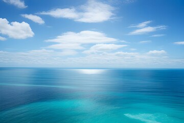Plakat 海の水面に日光が輝く、空は美しい雲と青空