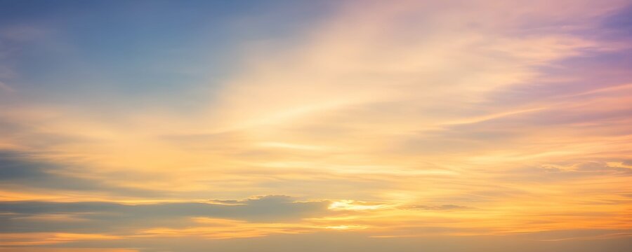 美しい夕焼けの空と雲のパノラマビュー