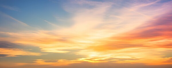 美しい夕焼けの空と雲のパノラマビュー