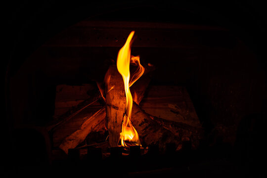 schoene lodernde Flammen in einem Holzofen